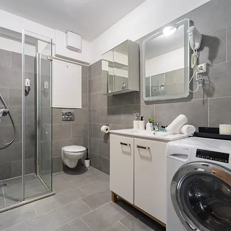 Apartment Eco - Charming 1 Bedroom With Balcony *