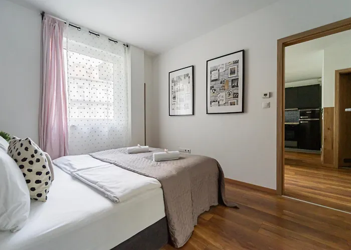 Eco - Charming 1 Bedroom With Balcony *