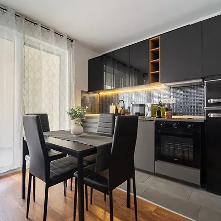 Eco - Charming 1 Bedroom With Balcony דירה